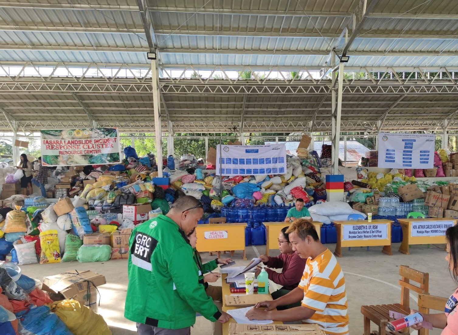 C:\Users\GCPI-ROBBY\Desktop\PRS\An Emergency Response Team member of a mining company coordinates the release of the company’s relief goods for the people of Maco, Davao de Oro.jpeg