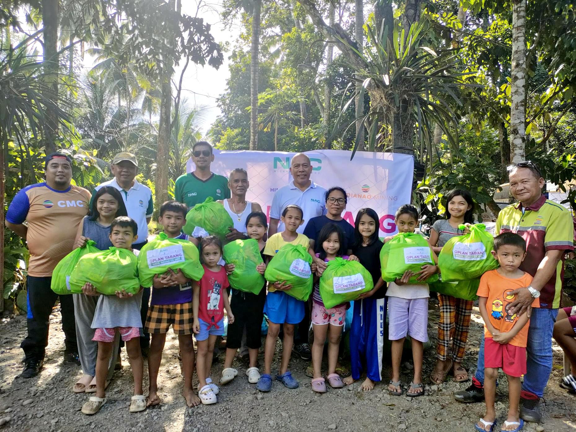 C:\Users\GCPI-ROBBY\Desktop\PRS\Mining companies distribute relief goods to those who were affected by the landslide.jpg